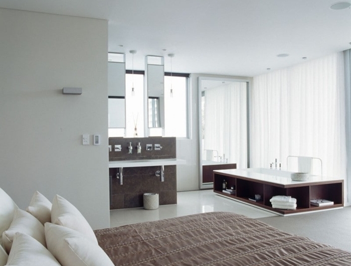 salle de bain ouverte sur chambre ventilateur de plafond meubles rangement ouvert serviettes de bain rideaux blancs