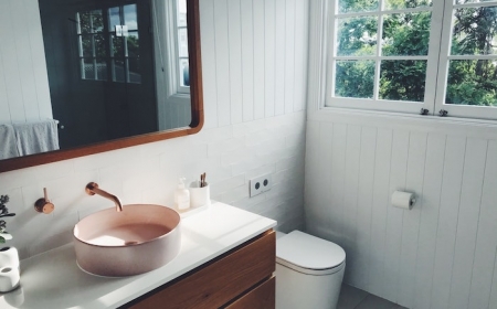 salle de bain style rustic aux murs en bois couleur blanche aux grands fenetres