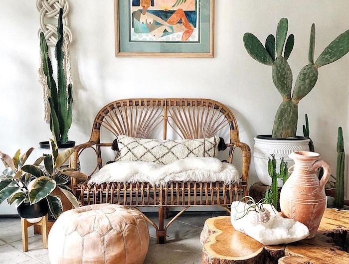 salon boheme chic avec canapé en rotin tapis oriental table basse bois cactus en pot murs blancs