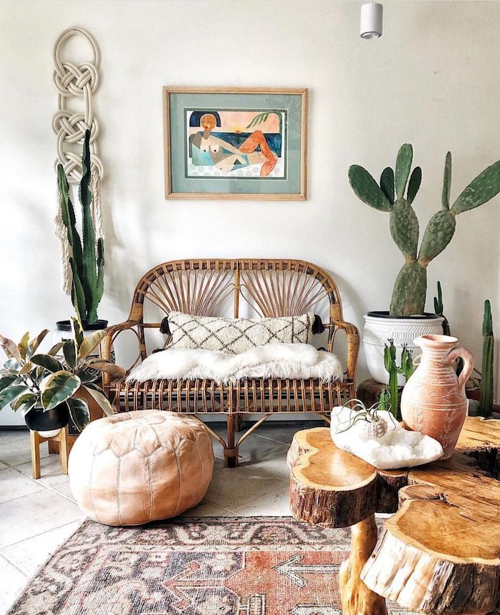salon boheme chic avec canapé en rotin tapis oriental table basse bois cactus en pot murs blancs
