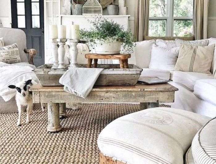 salon en style rustique relooking un meuble des canapées blanches des bougies grandes plantes vertes sur une table rustique