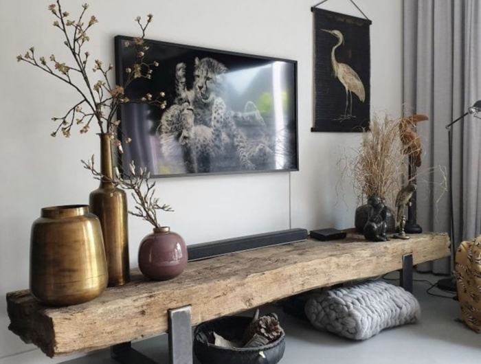 salon rustique moderne des tableaux sur murs blanc table en bois