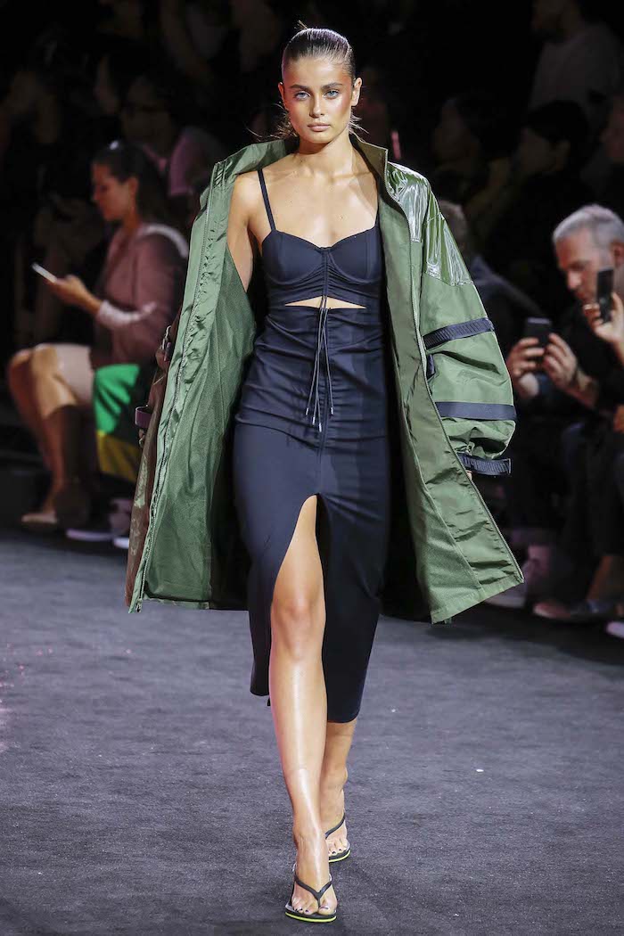 semaine de la mode a new york tailor hill en tongues et une matneau vert syle année 2000