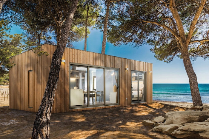 studio de jardin habitable au bord de la mer sous les arbres bureau avec une vue magnifique