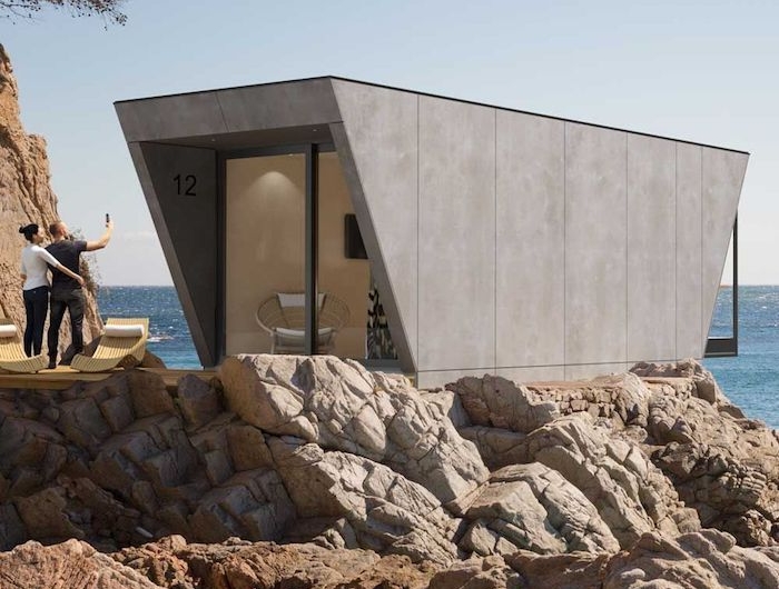 studio de jardin perche sur un rocher au bord de la mer donant sur la plage design moderne