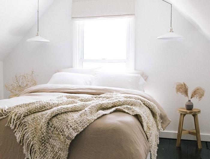style minimaliste design chambre sous pente fenêtre lampe suspendue blanche plumeau deco vase béton table chevet bois