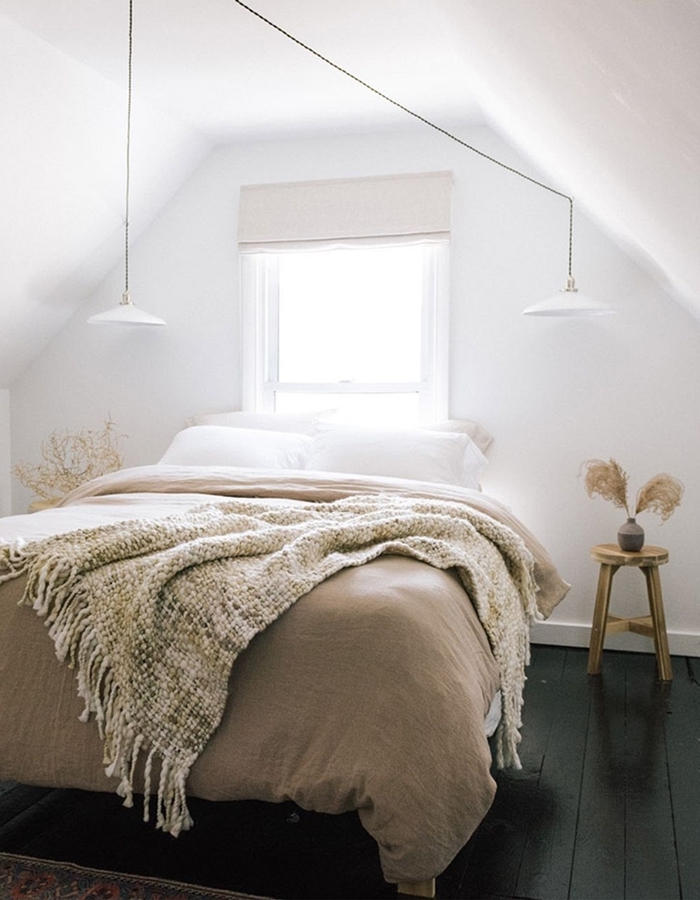 style minimaliste design chambre sous pente fenêtre lampe suspendue blanche plumeau deco vase béton table chevet bois
