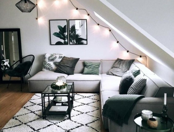 tapis cocooning deco salon cosy salon chaleureux et accueillant moderne salle de sejour guirlande lumineuse canapé gris angle