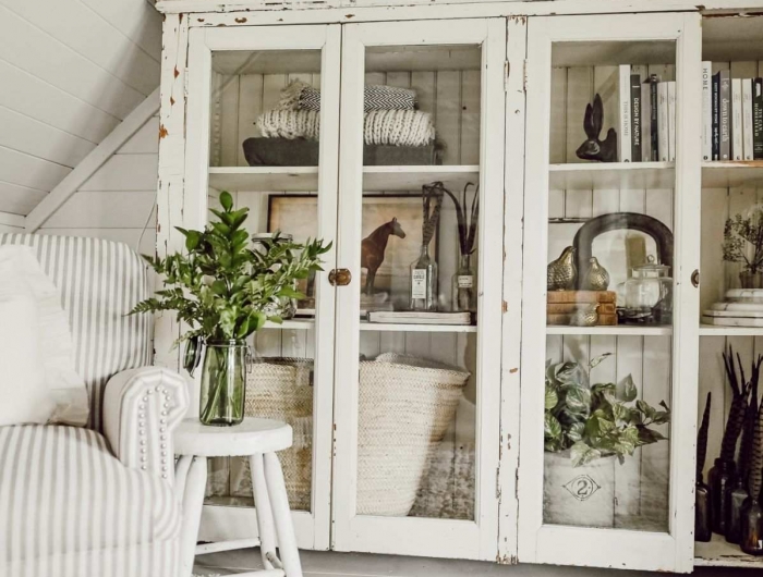 tapis en carreaux noir et blanc relooker un meuble ancien idees de decoration vase à fleurs sur une tabourette