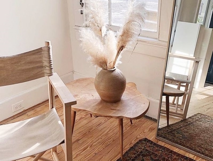 tapis motifs ethniques marron chaise bois tissu déco avec herbe de la pampa parquet bois clair table basse bois clair