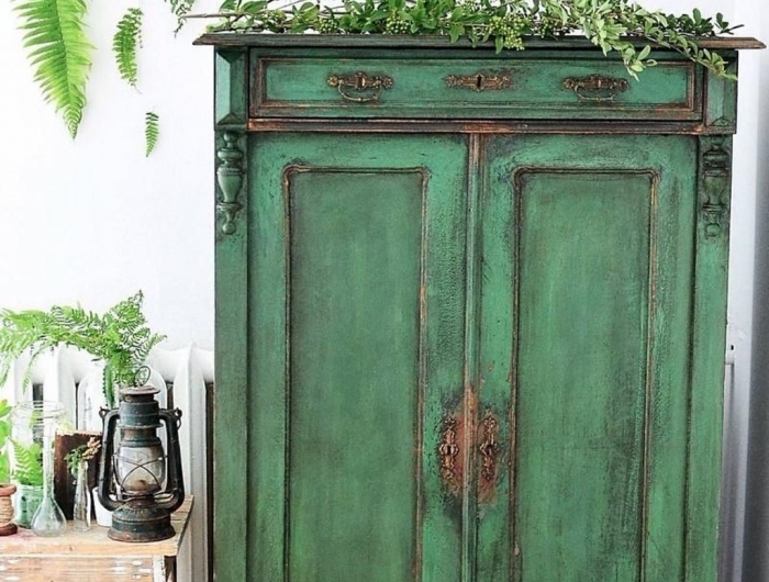 technique de relooker un meuble ancien commode en bois vert vintage style de decoration