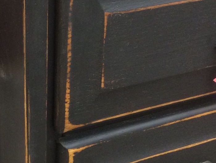 technique de relooker un meuble ancien peinture noire sur un commode ancien