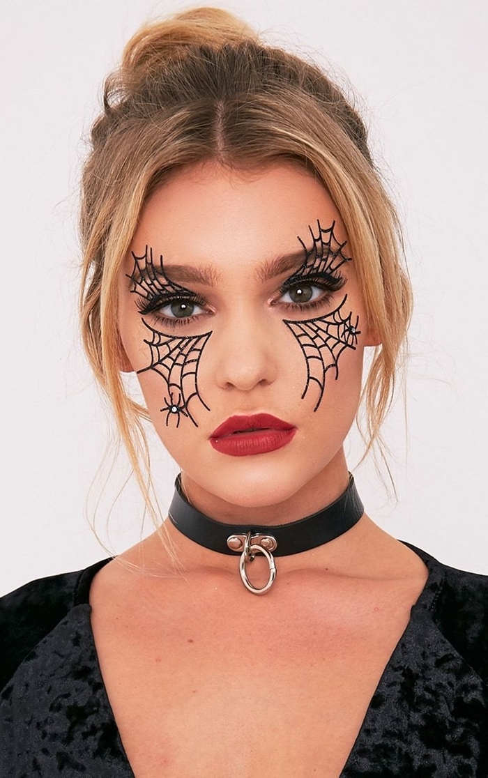technique make up maquillage halloween facile rouge à lèvre mat rouge dessin toile araignée stickers autocollants visage