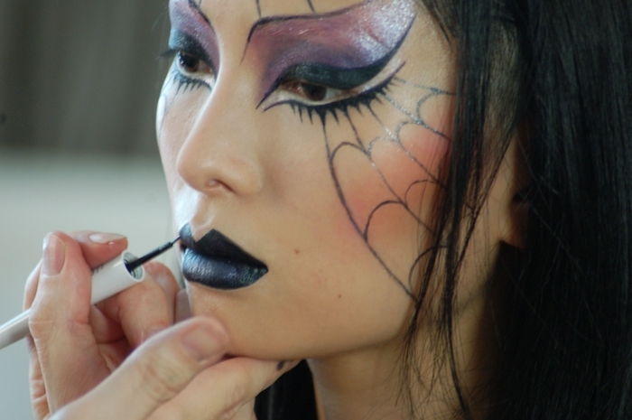 technique maquillage halloween simple femme déguisement dessin sur visage eyeliner noir fards à paupières brillants