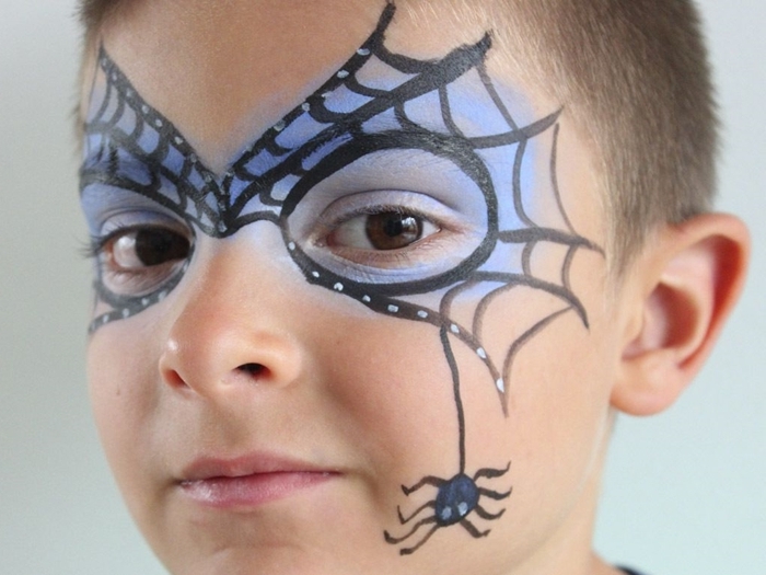 technique peinture visage garçon déguisement fête maquillage halloween facile pour enfant fards paupières bleus crayon noir