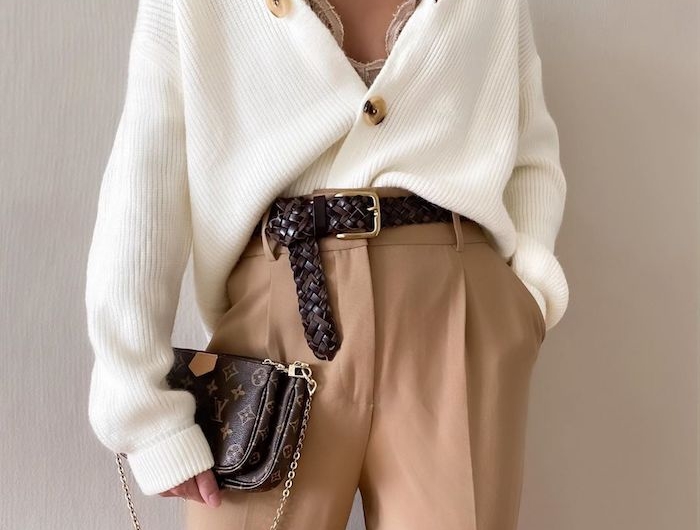 tendance automne hiver 2020 veste a manches bouffantes tricote pantalon beige a taille haute et ceinture en cuir