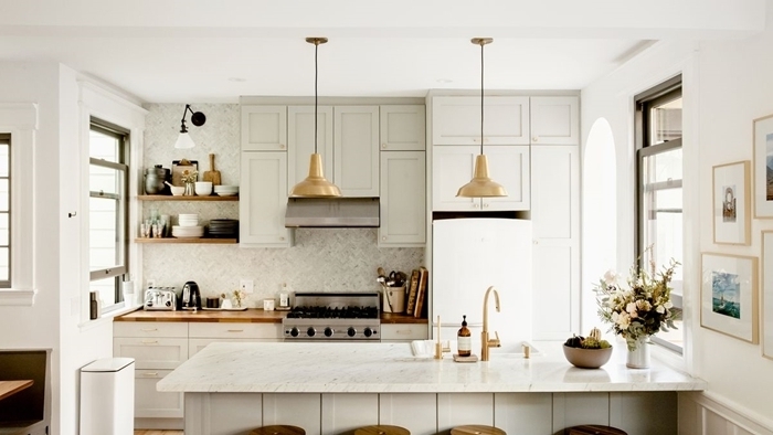 tendance cuisine 2020 design intérieur style déco cuisine blanc et bois avec accents métal lampe suspendue or îlot