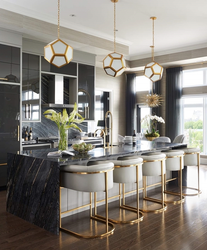 tendance cuisine 2020 décoration cuisne en noir et blanc avec accents dorés lampe suspendue blanc et or chaises de bar