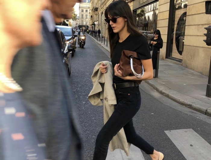 tenue tout noir jean slim tenue décontractée chic femme style bcbg parisienne cheveux longs frange