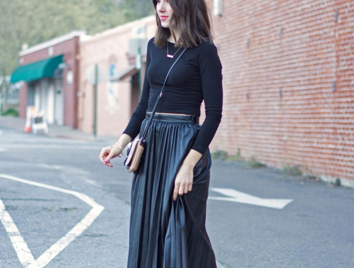 tenue tout noire sandales et pull etroite jupe longue fendue comment porter une jupe longue plissée