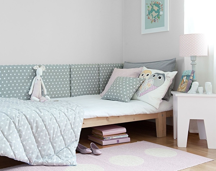 tete de lit a faire soi meme décoration chambre fille en gris et rose pastel lit en bois tapis rose livres coussin décoratif
