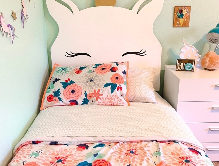 tete de lit a faire soi meme en forme tête licorne yeux couverture de lit motifs floraux peinture murale vert pastel meuble commode blanche