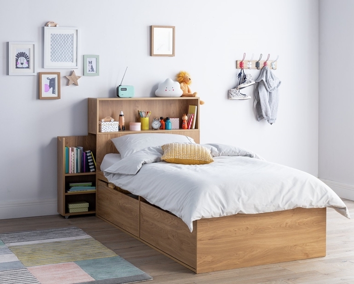 tete de lit avec chevet rangent chambre enfant décoration chambre blanc et bois avec accents pastel tapis coussin jaune moutarde mur de cadres