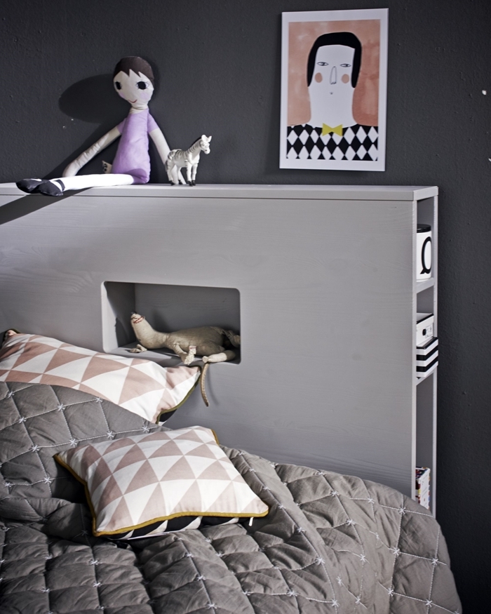 tete de lit avec rangement peinture murale foncée gris anthracite mur couverture de lit gris déco chambre enfant minimaliste