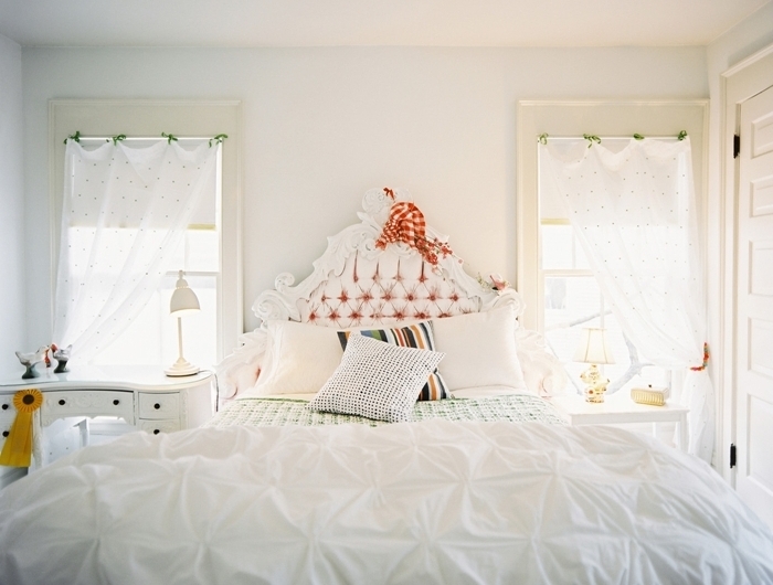 tete de lit blanche boutonnée décoration lit cocooning avec coussins décoratifs meuble de chevet bois blanc déco petite chambre enfant