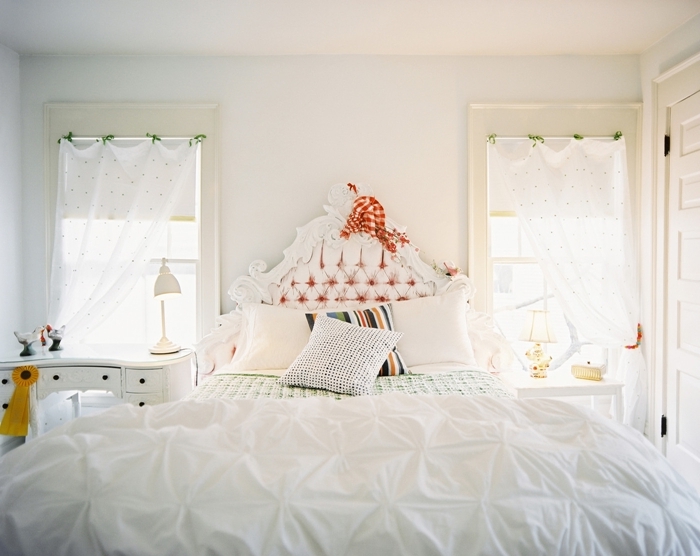 tete de lit blanche boutonnée décoration lit cocooning avec coussins décoratifs meuble de chevet bois blanc déco petite chambre enfant