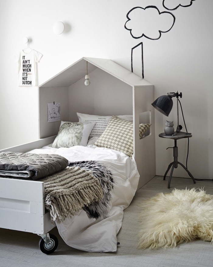 tete de lit bois blanc dessin nuages tapis fausse fourrure blanche cadre de lit bois blanc tête de lit sous forme de maison