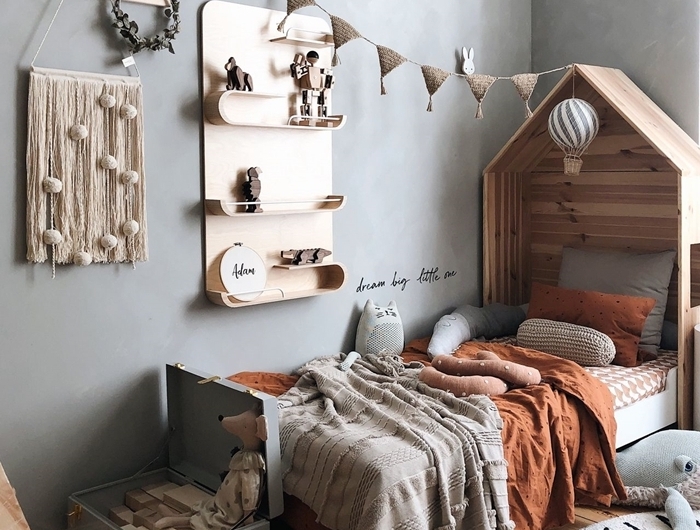 tete de lit bois en forme de maison décoration chambre enfant style minimaliste peinture à effet béton revêtement de sol parquet bois