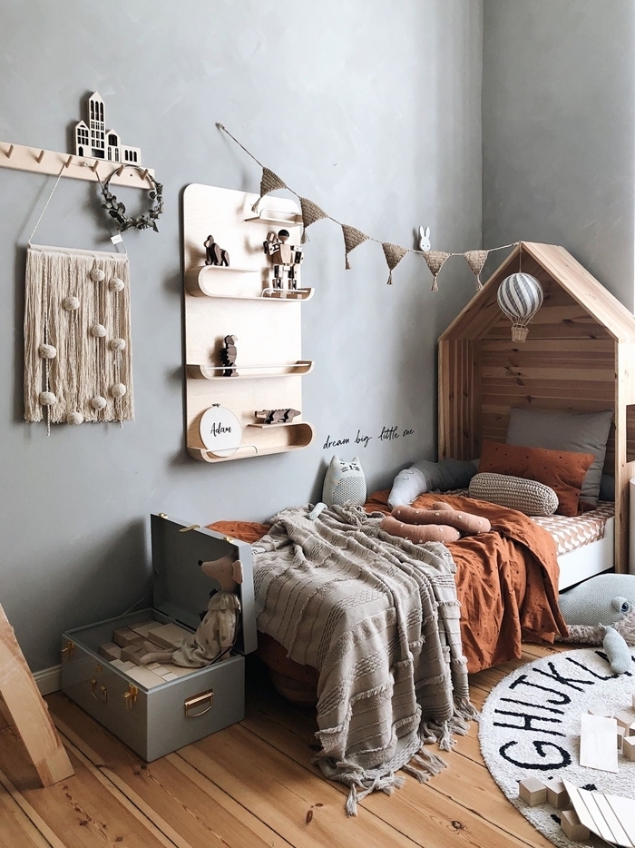 tete de lit bois en forme de maison décoration chambre enfant style minimaliste peinture à effet béton revêtement de sol parquet bois