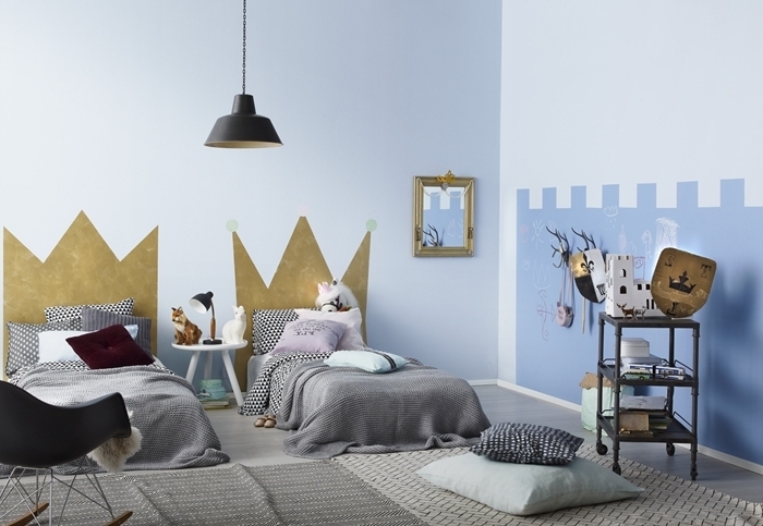 tete de lit diy en peinture or forme couronne lampe suspendue noir mat tapis gris clair meuble rangement fer peinture chambre bleue