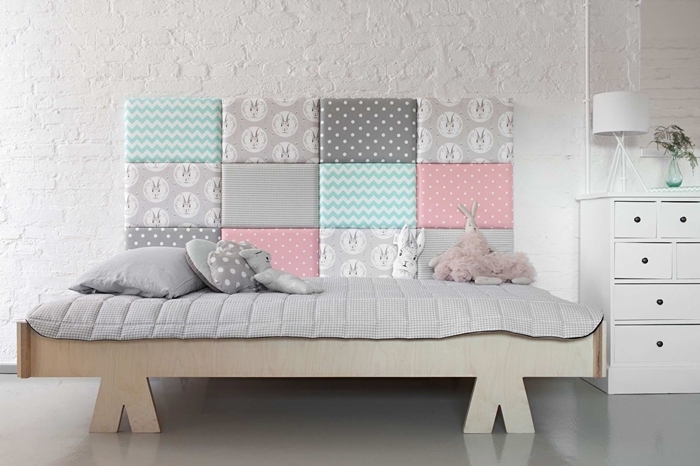 tete de lit diy tissu motifs géométriques couleurs pastel meubles bois peinture briques blanches meuble blanc déco chambre enfant minimaliste