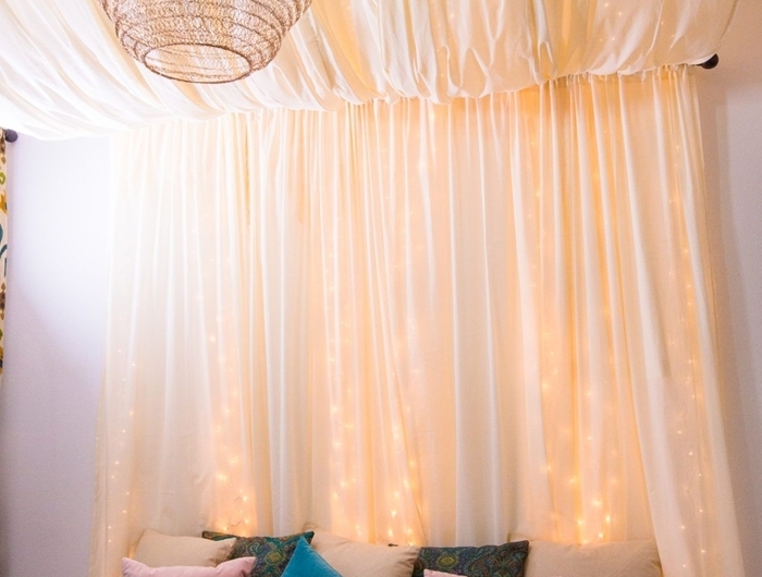 tete de lit fait maison baldaquin rideaux blancs guirlande lumineuse décoration lit cocooning avec coussins décoratif coussin fausse fourrure blanche
