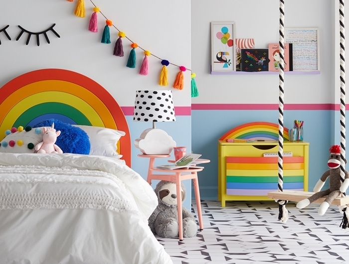 tete de lit fait maison en forme arc en ciel guirlande diy avec glands en laine multicolore meuble table de chevet rose pastel