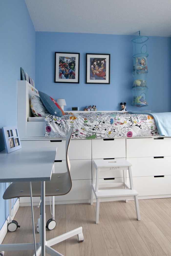 tete de lit ikea décoration petite chambre enfant aux murs bleus peinture murale déco chambre en blanc et bleu cadre noir