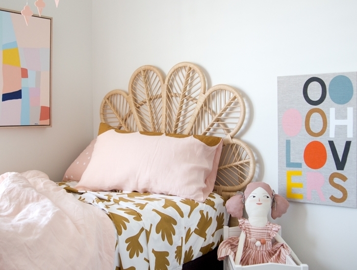 tete de lit moderne en rotin design paon couverture de lit blanche motifs feuilles dorées jouets décoration murale poster art