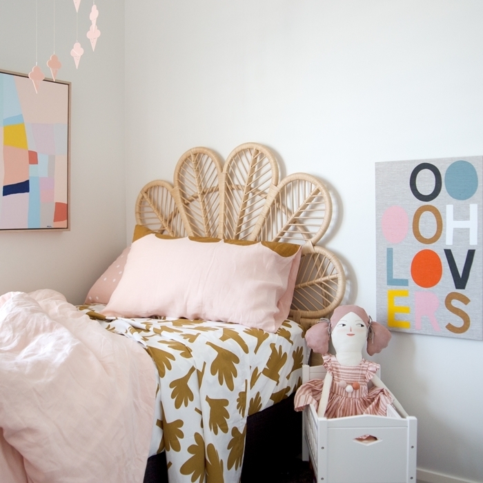 tete de lit moderne en rotin design paon couverture de lit blanche motifs feuilles dorées jouets décoration murale poster art