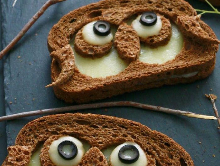 toast halloween des tranches de pain coupes en forme d hibou avec des yeux