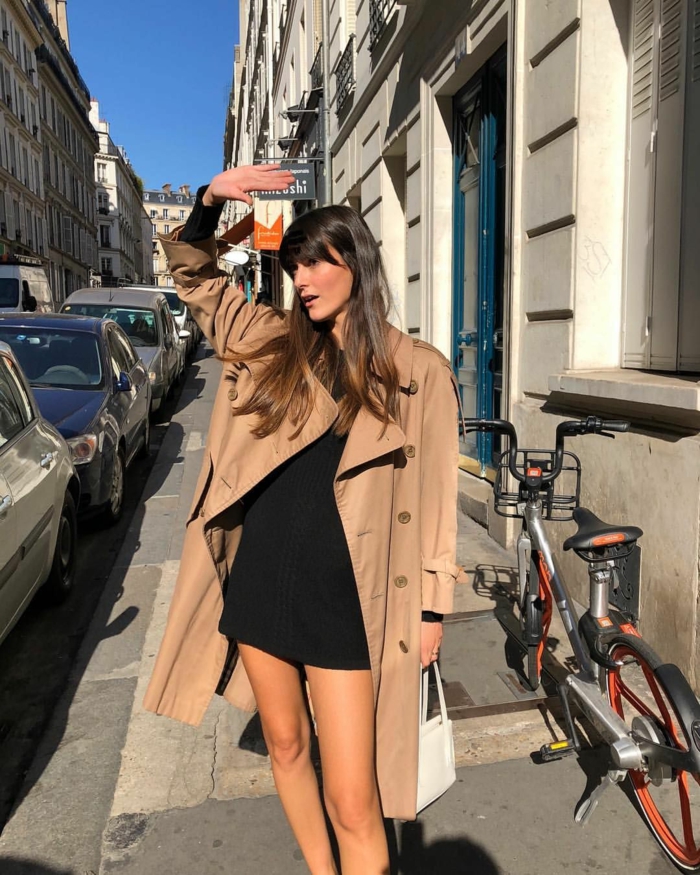 trench coat camel petite robe noire tenue stylée femme look parisienne les femmes bien habillées
