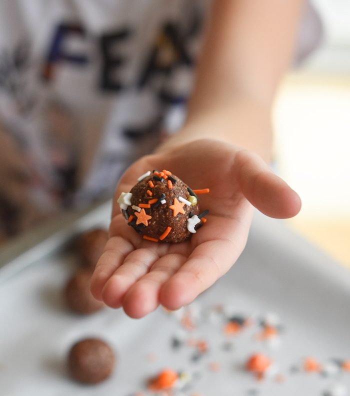 truffes au chocolat enroulés dans vermicelles de sucre menu halloween dessert healthy enfant