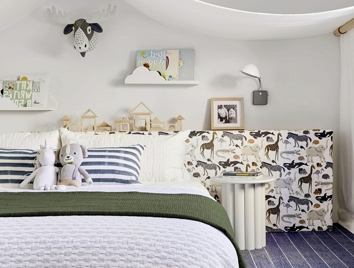 tête de lit pour enfant déco chambre minimaliste tête de lit motifs animaux avec rangement pour jouets en bois table de chevet blanche