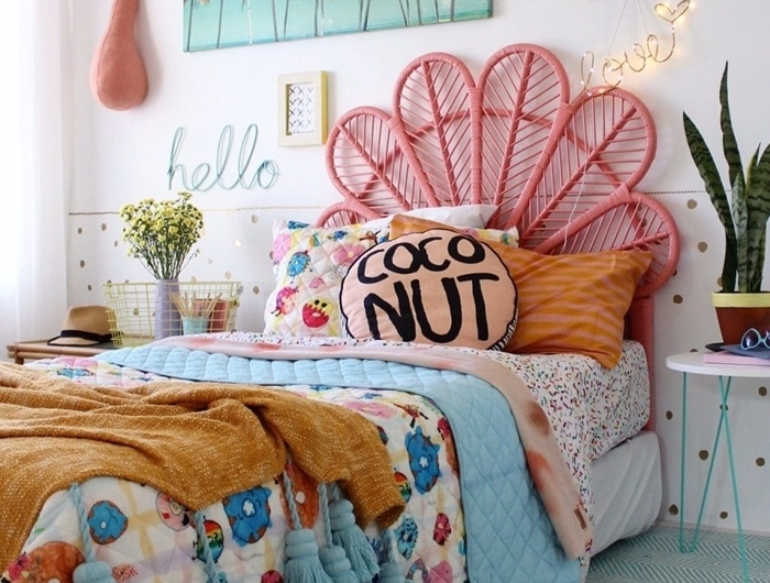 tête de lit pour enfant décoration chambre blanche motifs tropicaux plaid glands table de chevet rose et bleu pastel plante verte chambre