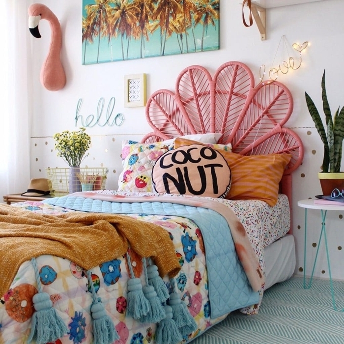 tête de lit pour enfant décoration chambre blanche motifs tropicaux plaid glands table de chevet rose et bleu pastel plante verte chambre