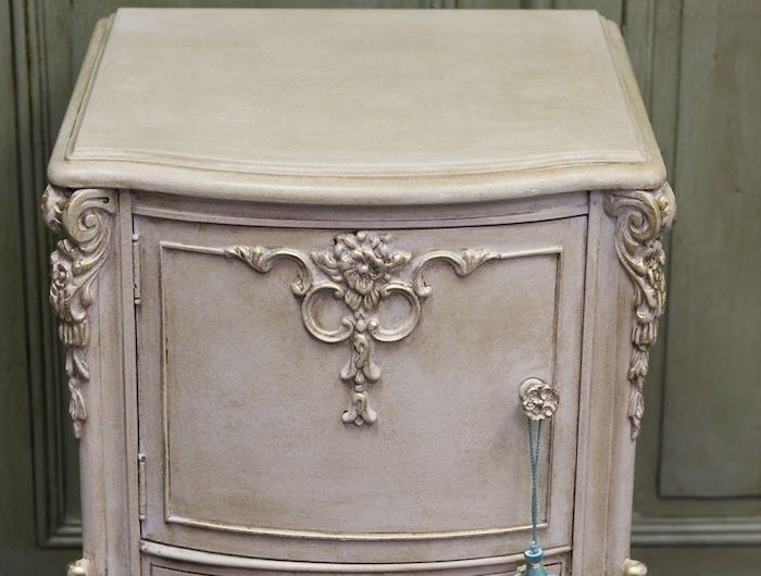 un meuble ancien relooké un armoire en bois ancien couleur blanc style vintage
