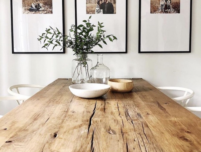 vase à plantes vertes salle à manger en style rustique table en bois des tableau sur les murs