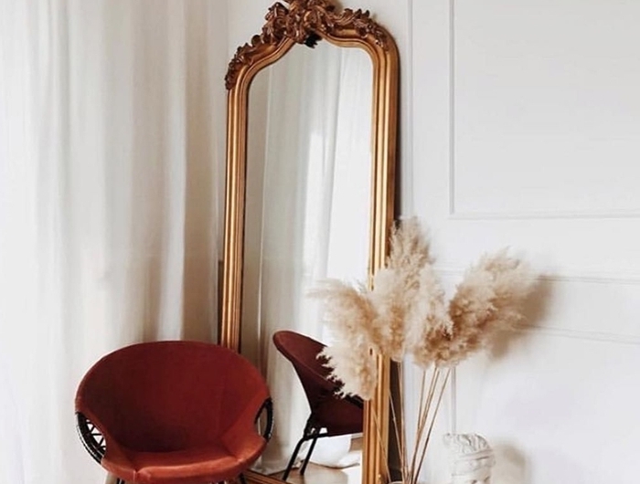 vase pampa design intérieur déco appartement parisien statuette parquet bois rideaux longs chaise noire miroir doré