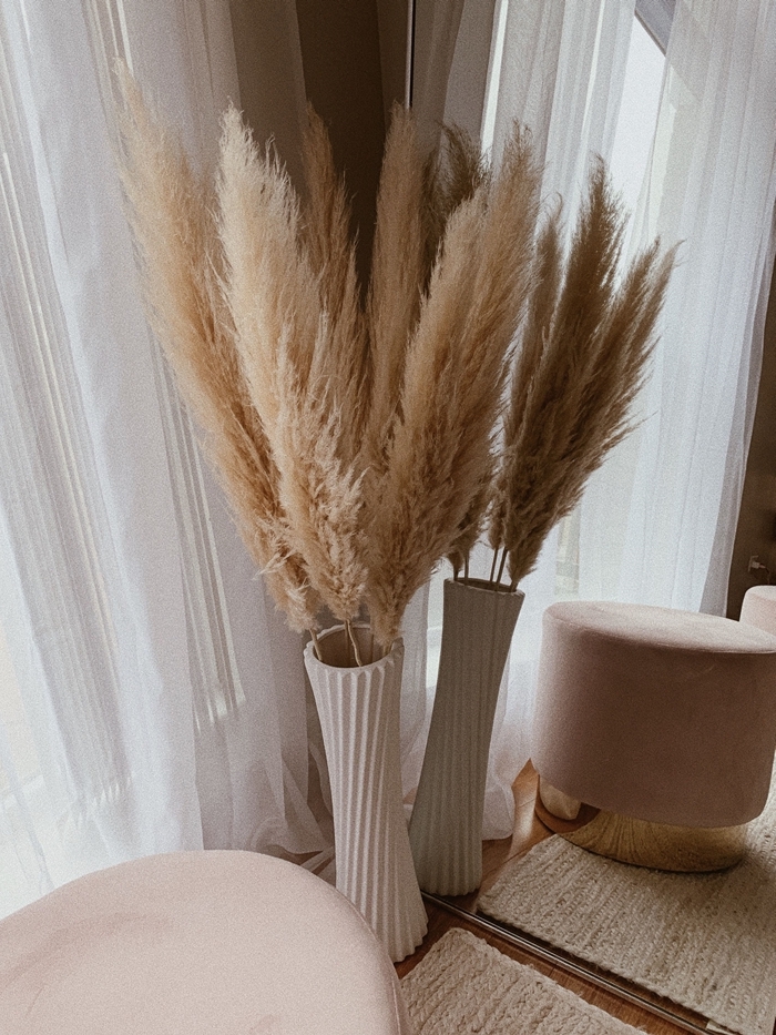 vase pampa décoration intérieur boho minimaliste objets fibre naturelle couleur tapis beige pouf velours rose poudré